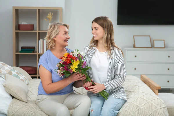 Kleine Tochter Gratuliert Ihrer Mutter Hause Mit Blumen Glücklicher Muttertag — Stockfoto