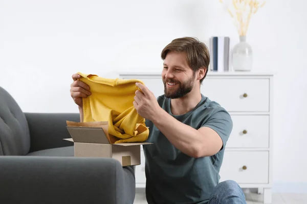 Hombre Feliz Con Paquete Casa Compras Por Internet — Foto de Stock