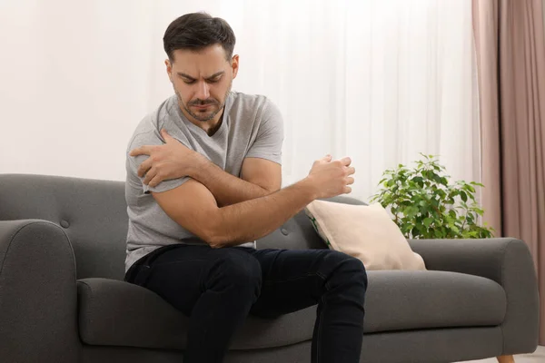 Mann Leidet Unter Schulterschmerzen Auf Sofa Haus — Stockfoto