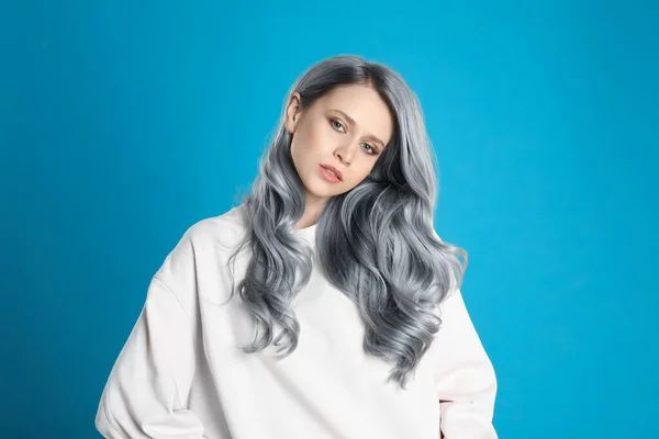 明るい青の背景に灰の髪の色を持つ美しい女性の肖像画 — ストック写真