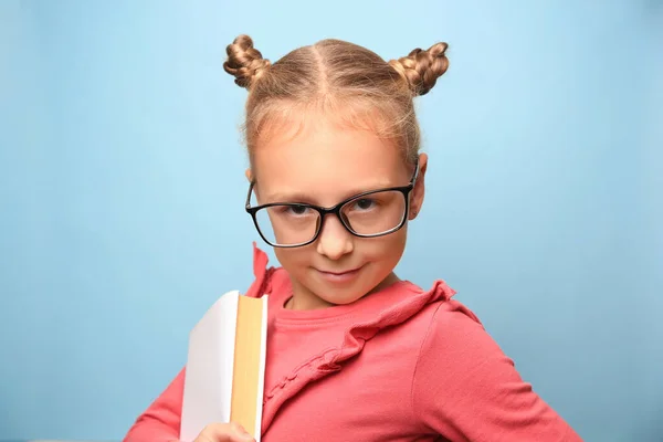 Aranyos Kislány Szemüveggel Tankönyv Világoskék Háttér — Stock Fotó