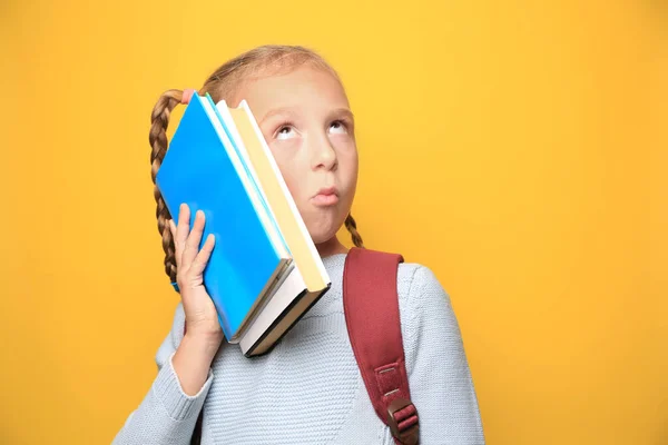 Zabawna Dziewczynka Plecakiem Podręcznikami Żółtym Tle Miejsce Tekst — Zdjęcie stockowe