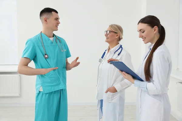 Lékaři Uniformách Diskutují Klinice — Stock fotografie