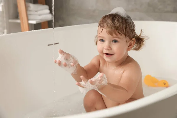 可爱的小女孩在室内泡泡浴 案文的篇幅 — 图库照片