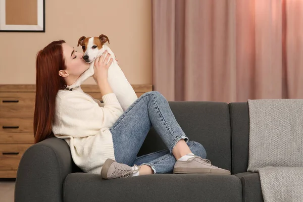 Femme Embrassant Chien Jack Russell Terrier Mignon Sur Canapé Maison — Photo