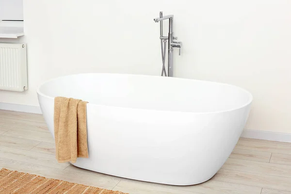 Prachtige Witte Badkuip Met Handdoek Badkamer Interieur Ontwerp — Stockfoto