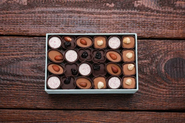 Lådan Med Läckra Choklad Godis Träbord Ovanifrån — Stockfoto