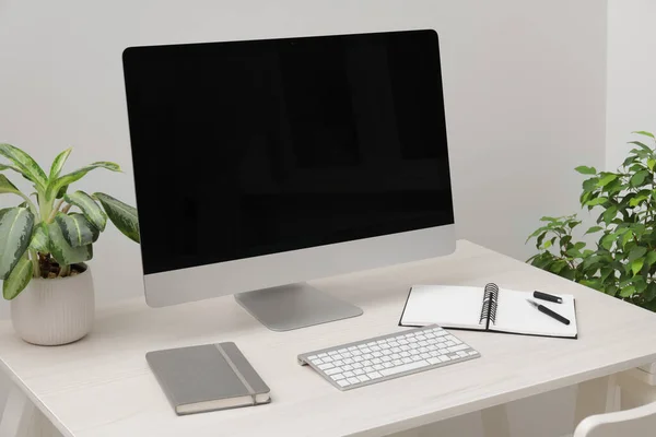 Cosy Workspace Computer Stationery Desk Home — Stock Photo, Image