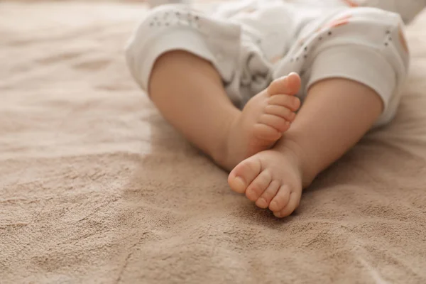 Kleines Baby Auf Brauner Decke Nahaufnahme — Stockfoto