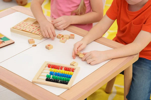 Barn Leker Med Olika Matematik Spel Kit Vid Skrivbordet Inomhus — Stockfoto