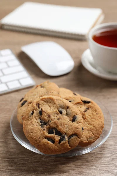 職場での木製テーブルの上のチョコレートチップクッキー — ストック写真