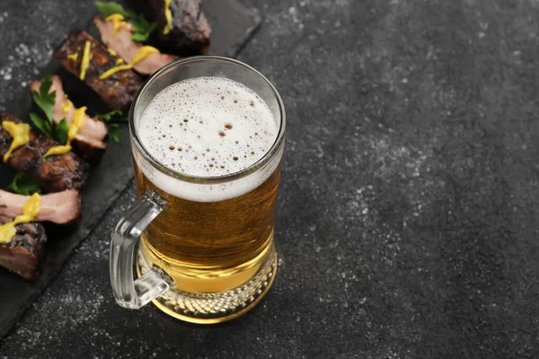 Beker Met Bier Heerlijke Gegrilde Ribbetjes Donkergrijze Tafel Ruimte Voor — Stockfoto