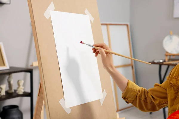 Vrouw Schilderen Ezel Met Papier Studio Close — Stockfoto