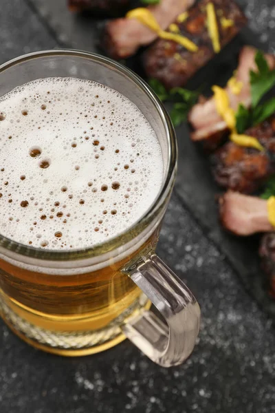 Beker Met Bier Heerlijke Gegrilde Ribbetjes Donkergrijze Tafel — Stockfoto