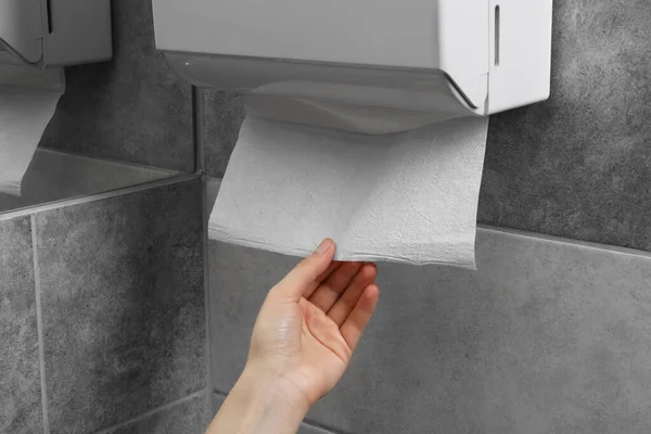 Vrouw Het Nemen Van Nieuwe Verse Papieren Handdoek Van Dispenser — Stockfoto