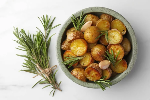 白大理石桌上的烤土豆和芳香迷迭香 — 图库照片