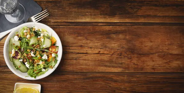 Heerlijke Salade Met Linzen Feta Kaas Groenten Geserveerd Houten Tafel — Stockfoto