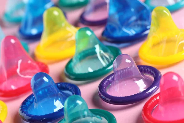 Preservativos Coloridos Sobre Fondo Rosa Vista Cerca —  Fotos de Stock