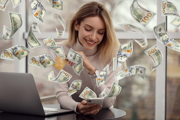 Betalning Online Kvinna Med Kreditkort Köper Något Med Mobiltelefon Hemma — Stockfoto