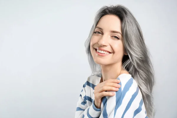 Porträt Einer Lächelnden Frau Mit Aschgrauer Haarfarbe Auf Hellgrauem Hintergrund — Stockfoto