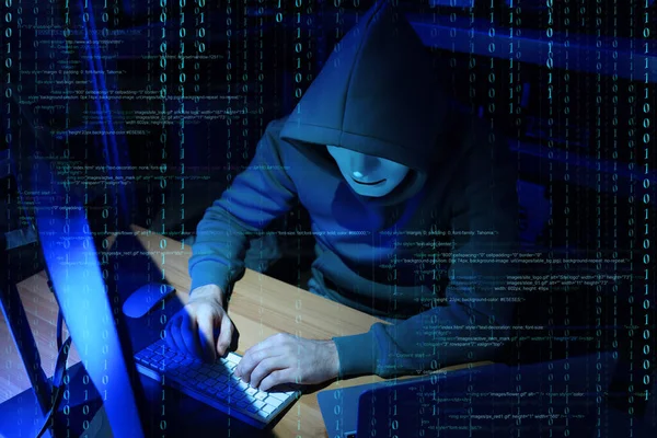 网络攻击 匿名黑客利用计算机和破解系统在室内窃取信息 不同的数字代码围绕着他 — 图库照片