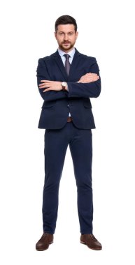 Beyaz arka planda takım elbiseli yakışıklı sakallı iş adamı.
