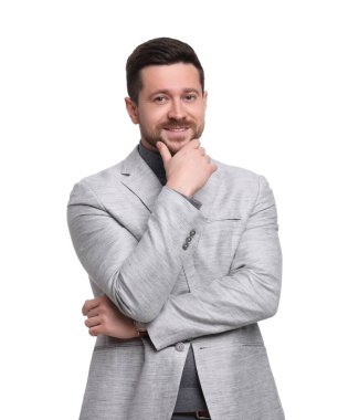 Beyaz arka planda takım elbiseli yakışıklı sakallı iş adamı.