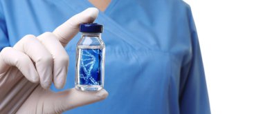 Genetik araştırma. Bilim adamı, beyaz arka planda sıvı ve DNA yapısının resmedildiği bir şişe tutuyor. Pankart tasarımı