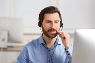 Ofiste çalışan telefon operatörü.