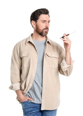 Sigara içmek için sigara tutacağı kullanan adam beyazın üzerinde izole edilmiş.