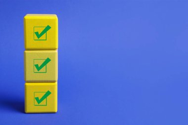 Mavi arka planda işaretli küpleri istifledim. Metin için boşluk