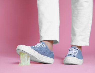 Pembe arka planda sakız çiğneyen kişi, yakın plan. Metin için boşluk