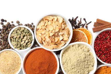 Beyaz arka planda, üstten görünüm farklı baharatlar ile kase