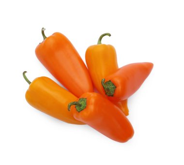 Taze çiğ portakallı acı biber, beyaza izole edilmiş, üst manzara