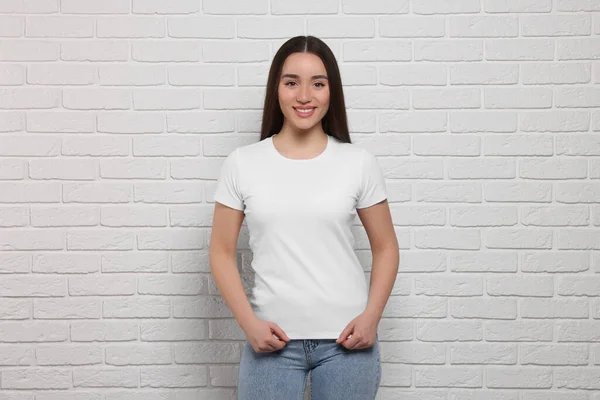 Mujer Con Elegante Camiseta Cerca Pared Ladrillo Blanco —  Fotos de Stock