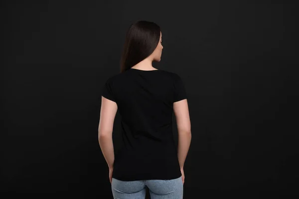 穿着深色背景黑色T恤的女人 后视镜 — 图库照片
