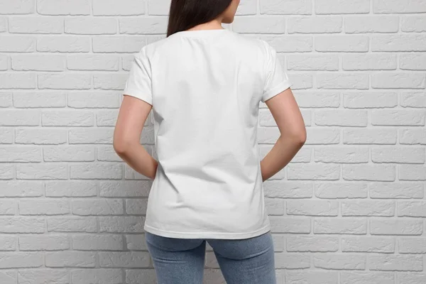 Mulher Vestindo Elegante Camiseta Perto Parede Tijolo Branco Close — Fotografia de Stock
