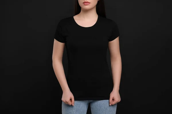 Frau Trägt Schwarzes Shirt Auf Dunklem Hintergrund Nahaufnahme — Stockfoto
