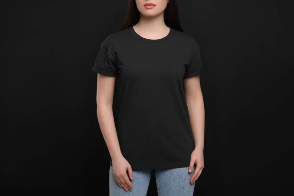 Vrouw Draagt Zwart Shirt Donkere Achtergrond Close — Stockfoto