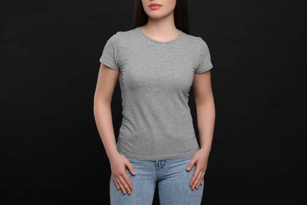Mulher Vestindo Camiseta Cinza Fundo Preto Close — Fotografia de Stock