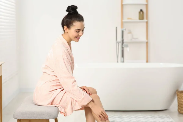 Mulher Feliz Bonita Roupão Banho Elegante Sentado Banco Banheiro Espaço — Fotografia de Stock
