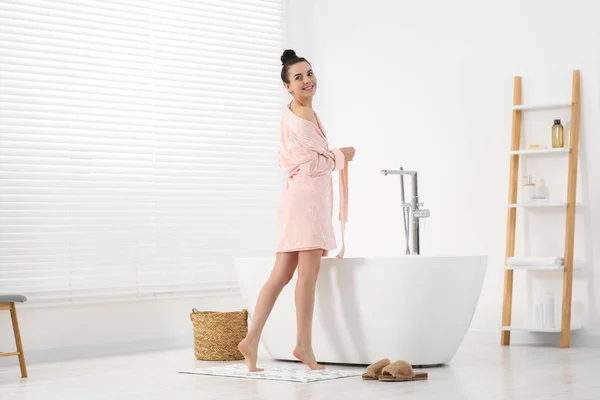 Hermosa Mujer Feliz Con Elegante Albornoz Cerca Bañera Baño — Foto de Stock