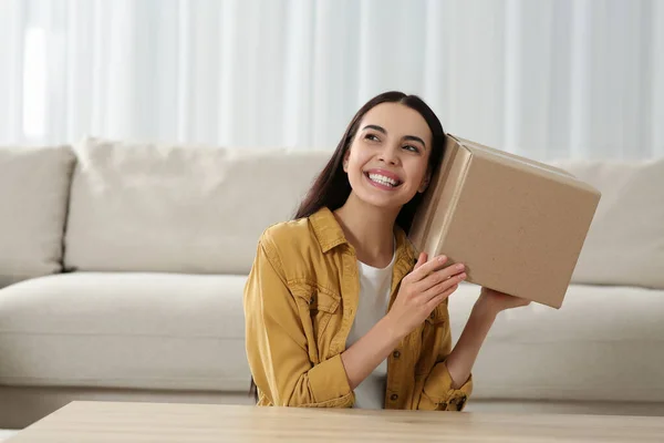 Evde Paketli Mutlu Genç Bir Kadın Var Nternet Alışverişi — Stok fotoğraf