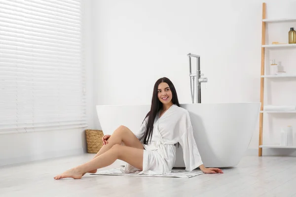 Hermosa Mujer Feliz Con Elegante Albornoz Piso Cerca Bañera Baño —  Fotos de Stock