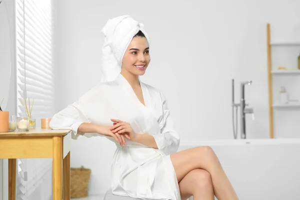 Mulher Feliz Bonita Roupão Banho Elegante Sentado Banco Banheiro — Fotografia de Stock