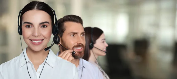 Hotline Operators Met Headsets Kantoor Ruimte Voor Tekst Banner Ontwerp — Stockfoto