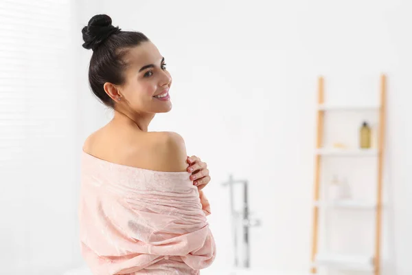 Mulher Feliz Bonita Vestindo Roupão Banho Elegante Casa Banho Leve — Fotografia de Stock