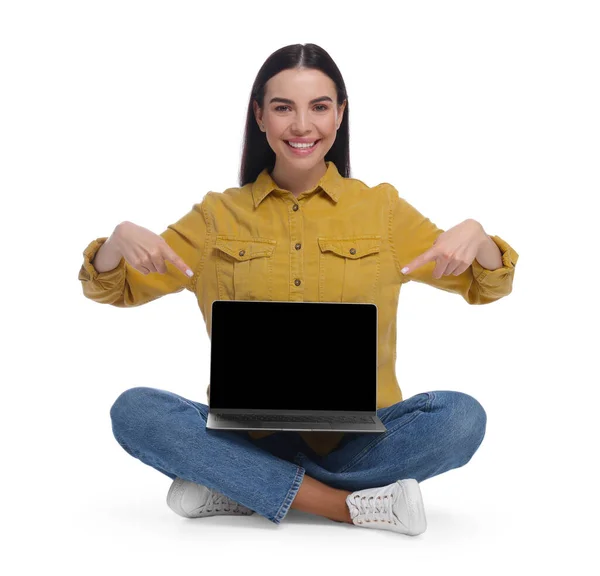 Ευτυχισμένη Γυναίκα Δείχνει Laptop Λευκό Φόντο — Φωτογραφία Αρχείου