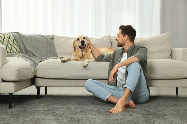 Glücklicher Mann Mit Seinem Niedlichen Labrador Retriever Hause — Stockfoto