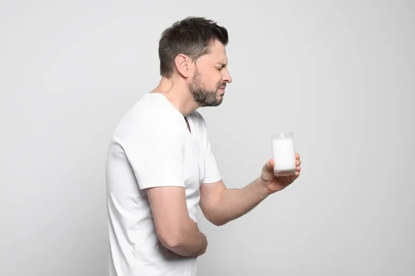 乳糖不耐症に苦しむ白い背景の男 — ストック写真